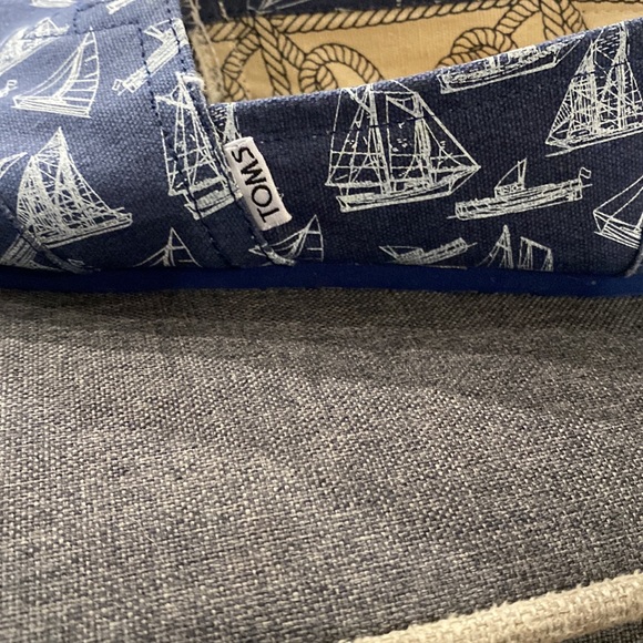 Womens TOMS LOAFERS NAUTICAL SAILING PRINT Sz 8p blue white - Picture 2 of 5